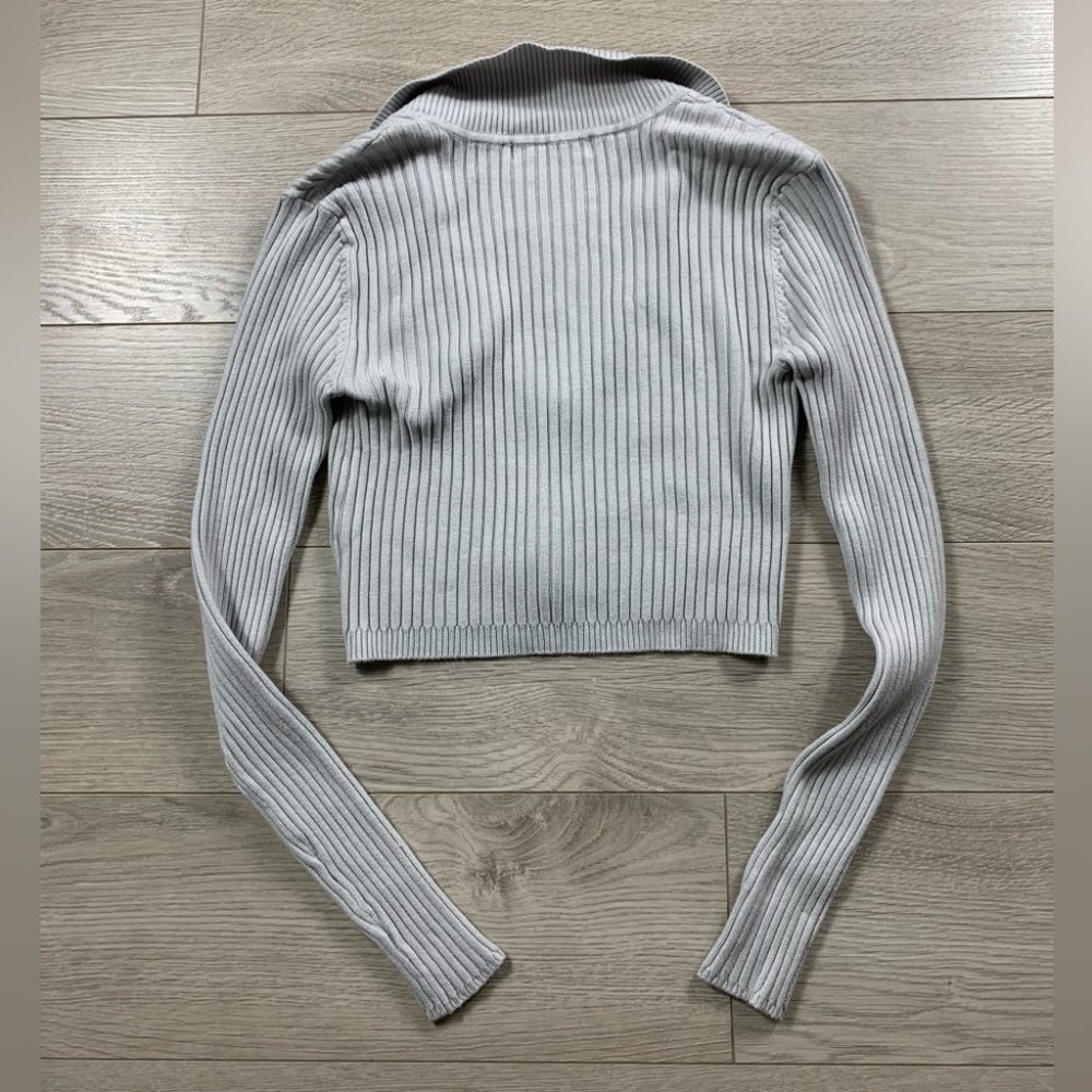 Four Three Seven 437 Grey Ribbed V-neck Cropped Long Sleeve Knit Top - Picture 3 of 7